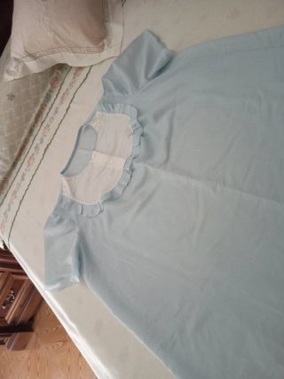 Camisón azul con cuello blanco