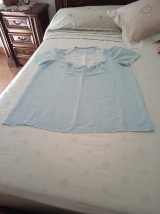 Camisón azul con cuello blanco