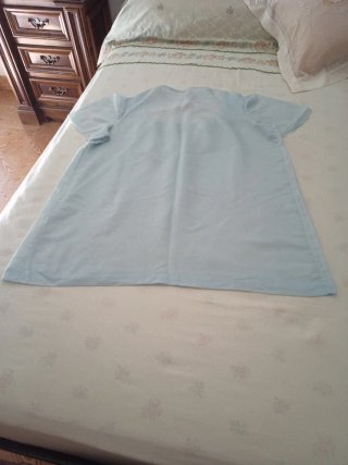 Camisón azul con cuello blanco