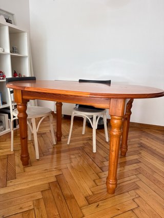 Mesa de comedor de madera ovalada