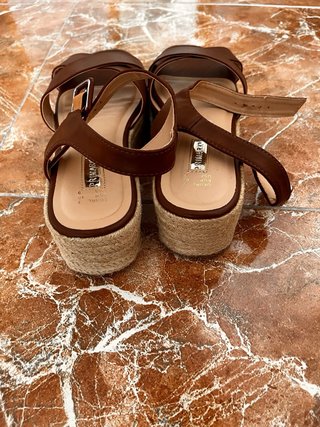 Sandalias marrones con cuña de Primark