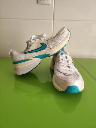 Nike V2K Run Talla 44 Blancas y Azules