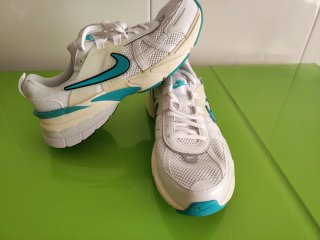 Nike V2K Run Talla 44 Blancas y Azules