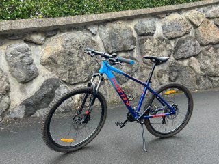 Bicicleta de montaña azul
