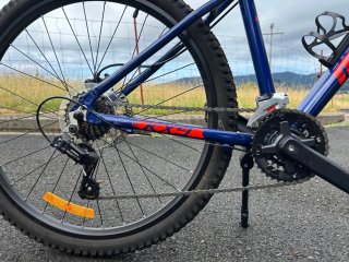 Bicicleta de montaña azul