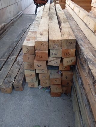 Listones de madera. Puntales. postes. Vigas