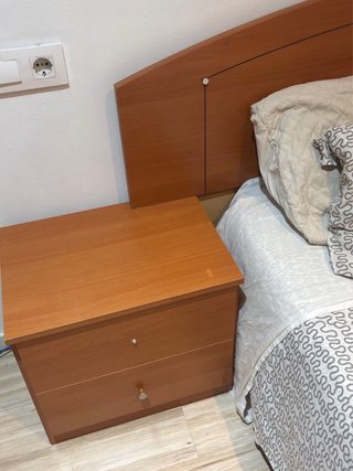 Cama 135x190 con dos mesitas de noche sin colchon