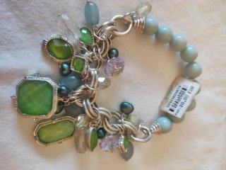 Pulsera estilo charm con abalorios y bolitas