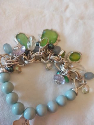 Pulsera estilo charm con abalorios y bolitas