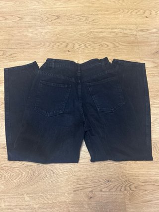 Pantalones vaqueros negros.