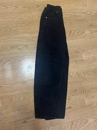 Pantalones vaqueros negros.