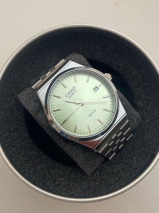 Reloj Casio MTP Plateado Con Dial Verde Menta
