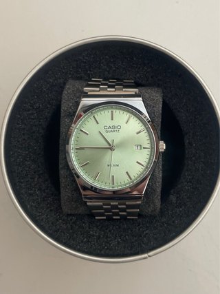 Reloj Casio MTP Plateado Con Dial Verde Menta
