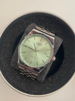 Reloj Casio MTP Plateado Con Dial Verde Menta