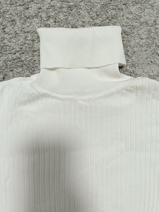 Jersey blanco cuello alto Zara