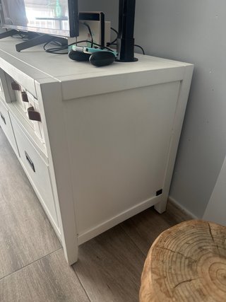 Mueble TV madera y tela blanco