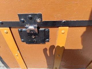 BAÚL ANTIGUO . MADERA Y METAL