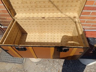 BAÚL ANTIGUO . MADERA Y METAL