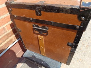 BAÚL ANTIGUO . MADERA Y METAL