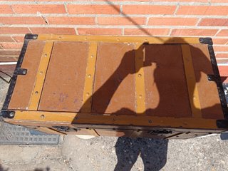 BAÚL ANTIGUO . MADERA Y METAL