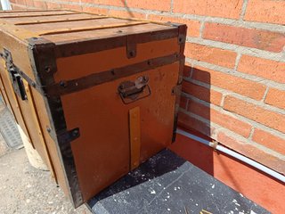 BAÚL ANTIGUO . MADERA Y METAL