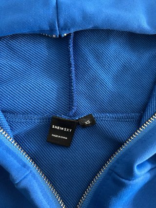 Sudadera azul con capucha y cremallera