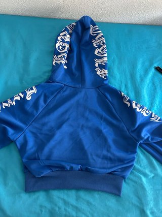 Sudadera azul con capucha y cremallera