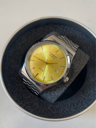 Reloj Casio MTP Dial Amarillo y Correa Plateada
