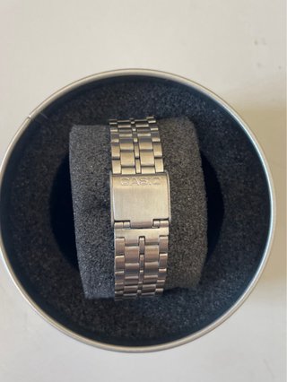 Reloj Casio MTP Dial Amarillo y Correa Plateada