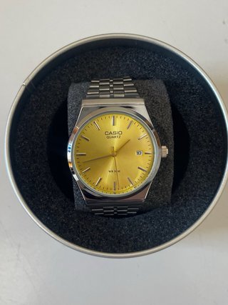 Reloj Casio MTP Dial Amarillo y Correa Plateada