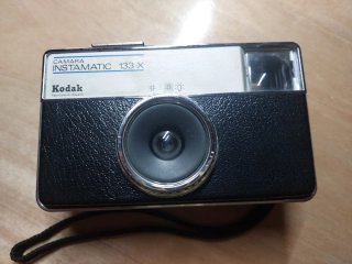 Cámara de fotos antigua con funda de piel