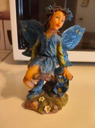 Fatina decorativa con ali blu