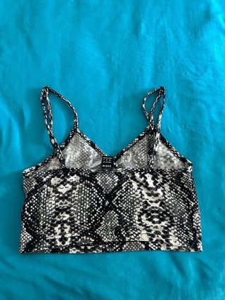 Top de tirantes con estampado de serpiente