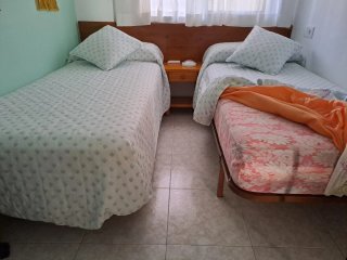 Due letti singoli 80x180cm con copriletto e cuscini
