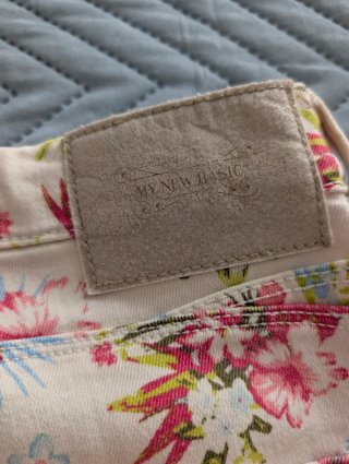 Pantalón vaquero blanco con estampado de flores