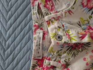 Pantalón vaquero blanco con estampado de flores