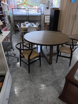 Mesa redonda de madera maciza