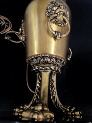 Excepcional lámpara de bronce con Leones quinqué