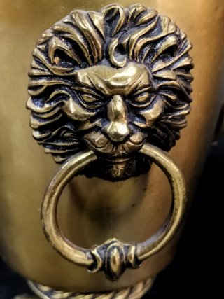 Excepcional lámpara de bronce con Leones quinqué