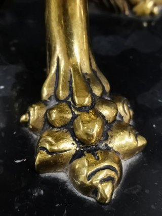 Excepcional lámpara de bronce con Leones quinqué