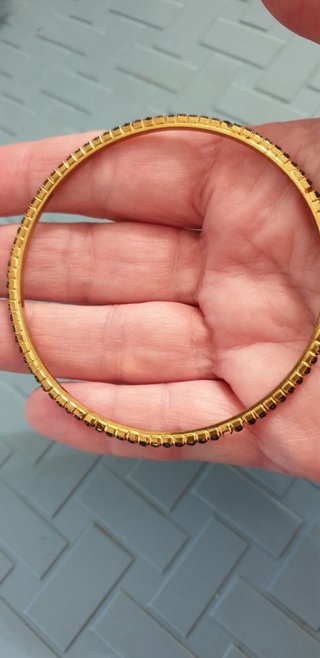 Bracciale rigido dorato con cristalli blu