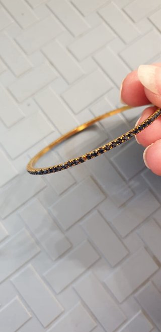 Bracciale rigido dorato con cristalli blu