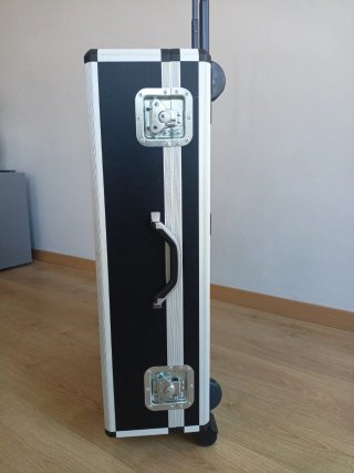 Valigia flight case con ruote e maniglia
