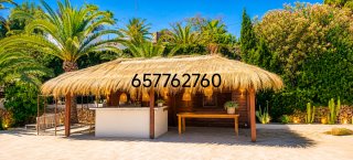 Ombrelloni di vimini e paglia per piscina e spiaggia