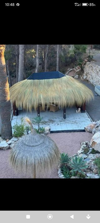 Ombrelloni di vimini e paglia per piscina e spiaggia