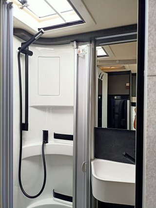 HYMER ML-T 580 4X4 CON CAMAS GEMELAS Y GARAJE 7 MT