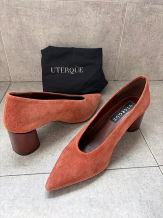Zapatos de salon de ante (Uterqüe)