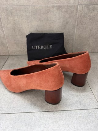 Zapatos de salon de ante (Uterqüe)