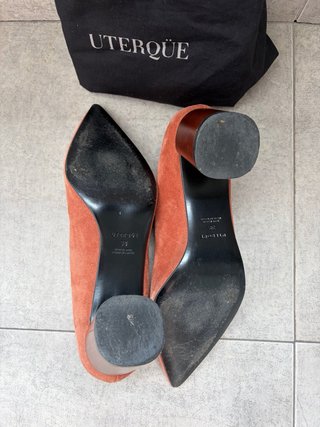 Zapatos de salon de ante (Uterqüe)
