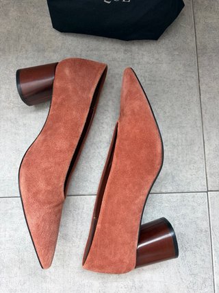 Zapatos de salon de ante (Uterqüe)